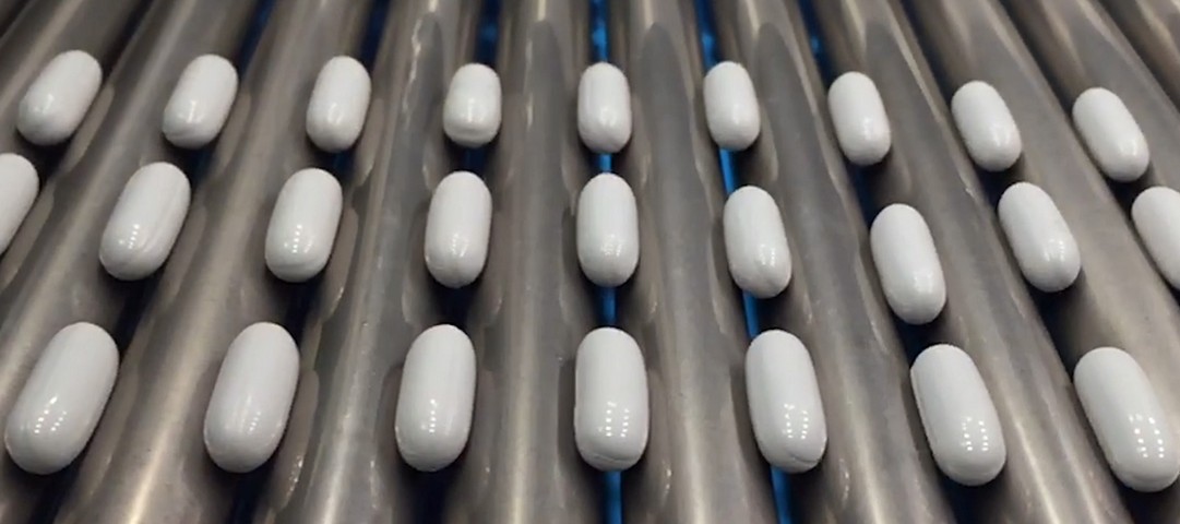 Tablets presented on inspection rollers